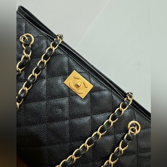 Chanel tote - Picture 2 of 10